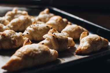 Yeni pişmiş ev yapımı kruvasanlar ahşap masada, seçici odak fırından yeni çıktı. Kahvaltı ya da brunch konsepti.