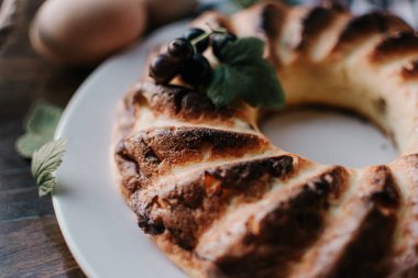 Böğürtlenli süzme peynirli kek. Ev yapımı yemek. Kızılcıklı cheesecake. Süzme peynir ve böğürtlenli cheesecake yapıyorum. Böğürtlenli tatlı pasta ve süzme peynir.