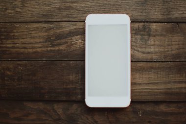 Telefon ahşap arka planda. Telefon maketi. Ahşap arka planda akıllı telefon.