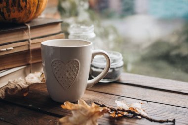 Sonbahar tarzı kompozisyon. Sonbahar kahvaltısı hala hayattadır. İskandinav kızlık zarı kavramı. Sabah konsepti. Balkabakları ve elmalarla dolu samimi bir sonbahar sahnesi. Düz yatıyordu. Ev dekoru. Cadılar Bayramı ve Şükran Günü konsepti.