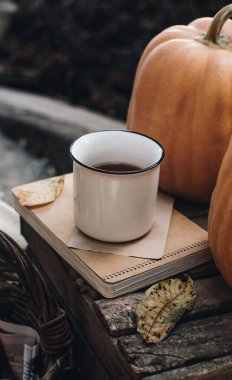 Sonbahar tarzı kompozisyon. Sonbahar kahvaltısı hala hayattadır. İskandinav kızlık zarı kavramı. Sabah konsepti. Balkabakları ve elmalarla dolu samimi bir sonbahar sahnesi. Düz yatıyordu. Ev dekoru.