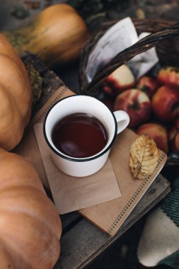 Sonbahar tarzı kompozisyon. Sonbahar kahvaltısı hala hayattadır. İskandinav kızlık zarı kavramı. Sabah konsepti. Balkabakları ve elmalarla dolu samimi bir sonbahar sahnesi. Düz yatıyordu. Ev dekoru.