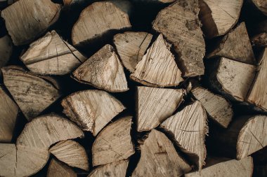 Çiftlikten yakacak odun yığınları. Kütükler. Ahşap, kırsal arka plan.