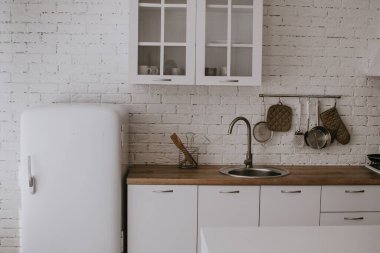 Modern çağdaş mutfak odası. Beyaz ve ahşap kaplama. İskandinav klasik mutfak ahşap ve beyaz detaylar, minimal iç tasarım.