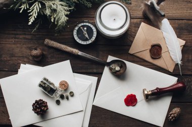 Ahşap masada balmumu mühür damgalı mektup mührü. Kaliteli noter damgası ve mühürlü zarf. Konsept gönder. Balmumu mühürleniyor. Balmumu mühür. Karanlık akademi tarzı. İskandinav Hygge tarzı kompozisyon.