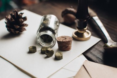 Ahşap masada balmumu mühür damgalı mektup mührü. Kaliteli noter damgası ve mühürlü zarf. Konsept gönder. Balmumu mühürleniyor. Balmumu mühür. Karanlık akademi tarzı. İskandinav Hygge tarzı kompozisyon.