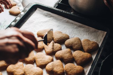 Kalp şeklinde kurabiyeler. Tepside taze pişmiş kurabiyeler. Ev yapımı kurabiyeler..