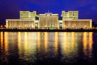 Savunma Bakanlığı 'nın Moskova, Rusya' daki gece binası. Moskova nehrinin kıvılcımlarıyla aydınlandı