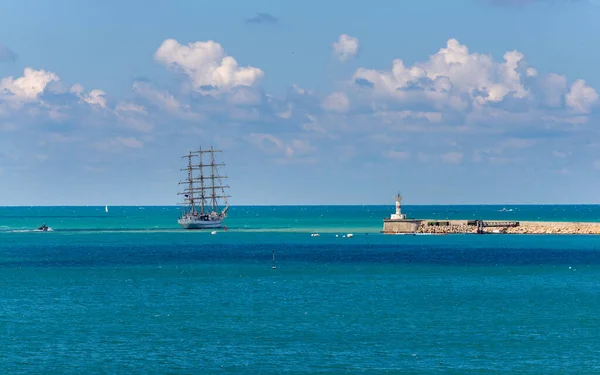 Kırım yelkenli gemisi Chersonesus 9 Mayıs 'taki Zafer Yürüyüşü sırasında Sivastopol Körfezi' nden ayrılıyor.