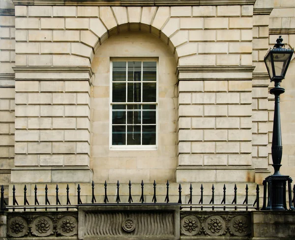 Viktorianisches Fenster mit schwarzer Laterne — Stockfoto