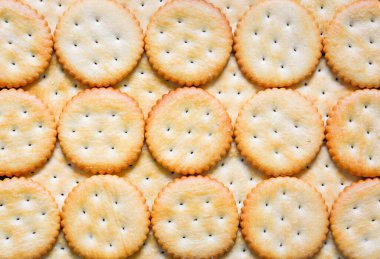 Arkaplan için şeker desenli yuvarlak peynirli kraker yığını