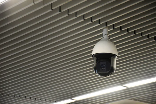 Moderne Überwachungskameras Oder Überwachungssysteme Der Decke Des Flughafens — Stockfoto