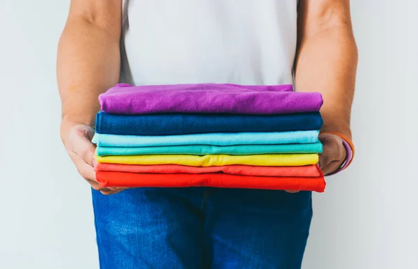 Primer Plano Pila Doblado Multicolor Camiseta Las Manos Sobre Fondo —  Fotos de Stock