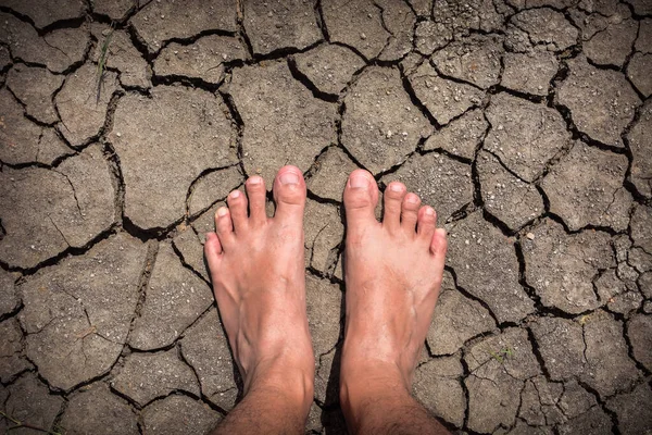 Close Homens Pés Sobre Seco Rachado Textura Terra Para Fundo — Fotografia de Stock