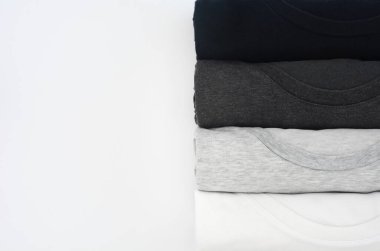 Üst görünüm siyah, gri ve beyaz (monokrom) t-shirt rol yığını