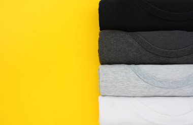 Üst görünüm siyah, gri ve beyaz (monokrom) t-shirt rol yığını