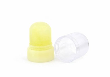 Beyaz arka planda şeffaf kapaklı doğal alum kristal deodorant çubuğu
