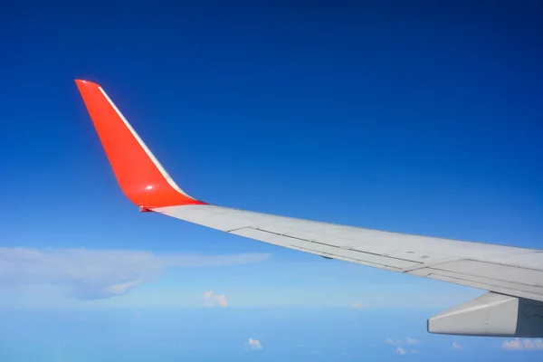 Czerwone Skrzydło Samolotu Widok Okna Samolotu Fotelik Latający Niebieskim Niebie Zdjęcie Stockowe