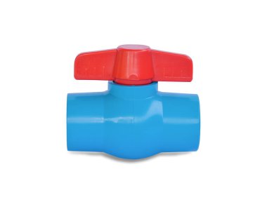 Kırpma yolu, yeni mavi PVC boru ve beyaz arkaplanda izole edilmiş kırmızı vana durdurucu