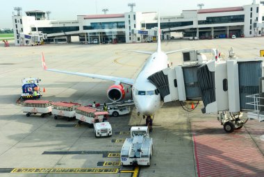 Bangkok, Tayland - 8 Mayıs 2017: Tayland Lion Air uçağı havaalanına park edilmiş ve işçi bavullarını Don Mueang Uluslararası Havaalanı 'ndaki bir uçağa yüklüyor.
