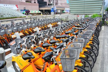 Taipei, Tayvan - 6 Mayıs 2017: Şehir bisikleti, yaya yolu üzerinde bir sıra Ubike parkı, Ubike, Tayvan 'ın Taipei şehrinde trafiği azaltmak için kullanılan kiralık bir bisiklet ağı.