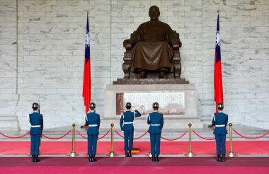 Chiang Kai-Shek Anıt Salonu, Taipei, Tayvan - 7 Mayıs 2017: Nöbetçi değişiminde Chiang Kai-Shek heykeline selam veren askerler. Burası turistler arasında popüler bir seyahat merkezi. 