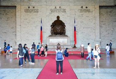 Chiang Kai-Shek Anıt Salonu, Taipei, Tayvan - 7 Mayıs 2017: Birçok gezgin anma salonundaki Chiang Kai-Shek anıtının önünde fotoğraf çekiyor..