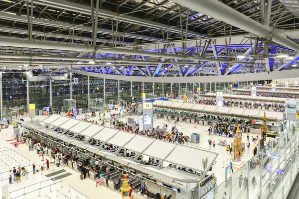 Suvarnabhumi Airport Bangkok Thailand Maart 2018 Een Menigte Passagiers Rij — Stockfoto