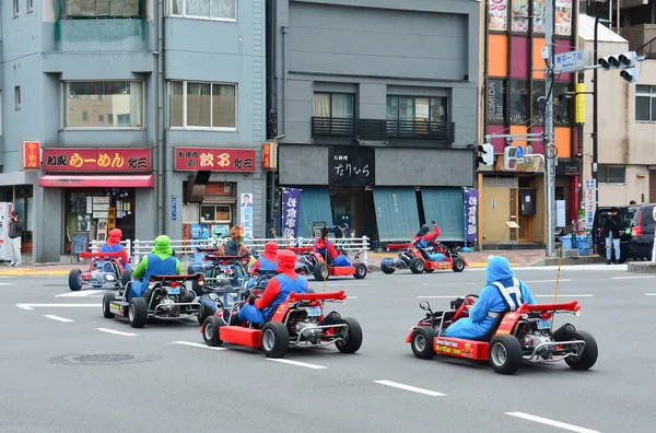 Tokyo, Japonya - 7 Mart 2018: Sokak kartı turu, Mario kart turu turistlerin süper kahraman kostümleri giyip Tokyo şehrinde go-kart sürmeleri.