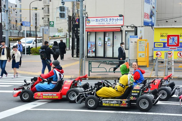 Tokyo, Japonya - 7 Mart 2018: Sokak kartı turu, Mario kart turu turistlerin süper kahraman kostümleri giyip Tokyo şehrinde go-kart sürmeleri.