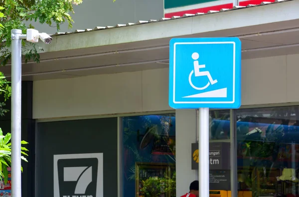 Phuket Tajlandia Września 2017 Niebieski Znak Rampy Dla Niepełnosprawnych Kamera — Zdjęcie stockowe