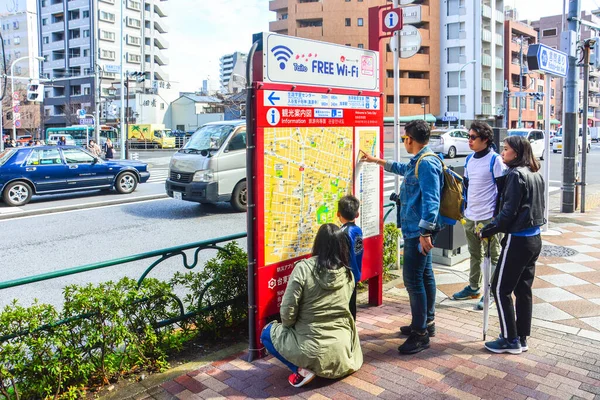 Tokio Japan März 2018 Eine Touristengruppe Studiert Eine Informationstafel Und — Stockfoto