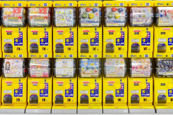 日本东京 2018年3月1日 日本成田国际机场的日本黄色胶囊玩具自动售货机Gachapon — 图库照片