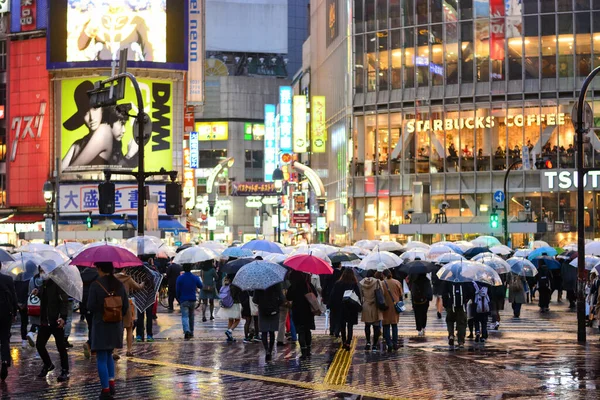 Shibuya Tokio Japan März 2016 Einem Regnerischen Tag Drängen Sich — Stockfoto