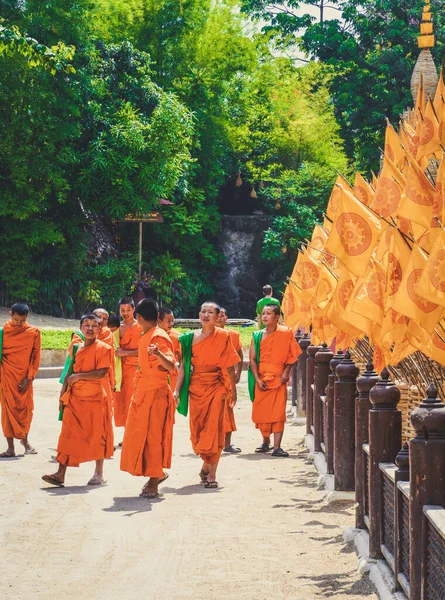 Chiang Mai Tajlandia Maja 2013 Nowicjusze Świątyni Buddyjskiej Wielu Nowicjuszy — Zdjęcie stockowe