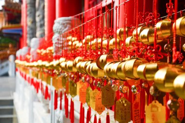 Sun Moon Gölü, Taichung, Tayvan - 3 Mayıs 2017: Çin 'deki bir Budist tapınağında altın bir çanın altında asılı küçük altın metal dilek kartlarına dua yazıldı