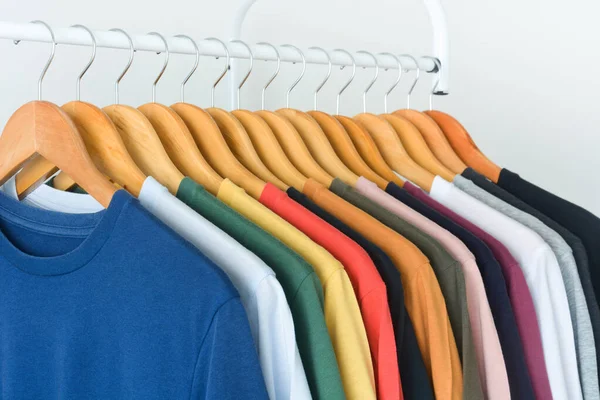 Zbliżenie Kolekcja Kolorowe Koszulki Wiszące Drewnianym Wieszaku Ubrania Szafie Lub — Zdjęcie stockowe