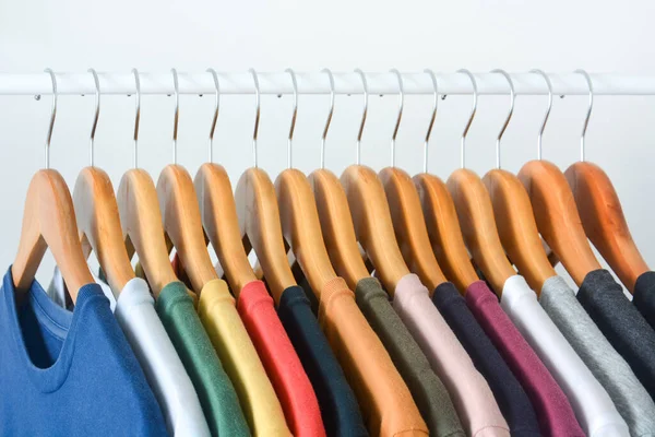 Close Coleção Camisetas Coloridas Penduradas Cabide Roupas Madeira Armário Rack — Fotografia de Stock