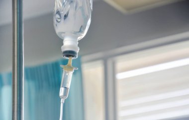 Normal tuz çözeltisi (NSS.) Hastanenin hasta odasında hasta için torba ve infüzyon pompası, boşluğu kopyala