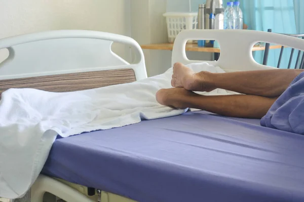 Paziente Anziano Sdraiato Sul Letto Nella Stanza Del Paziente Ospedale — Foto Stock