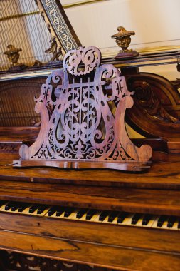 Oyma ahşap unsurlar, Potocki Palace, Lviv ile antika piyano,