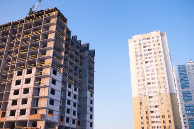 üst, bitmemiş ev üzerinde bir vinç ile çok katlı bina inşaatı