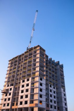 üst, bitmemiş ev üzerinde bir vinç ile çok katlı bina inşaatı