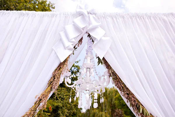 Wedding arch with a chandelier and lavender — Stock Photo, Image