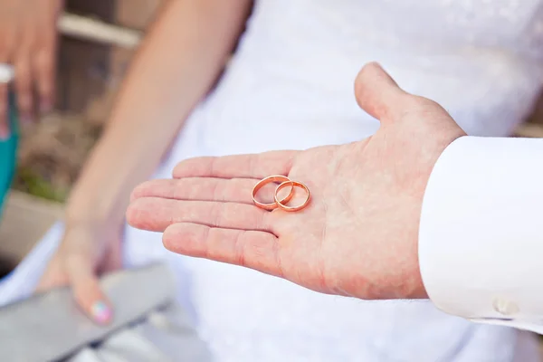 Propuesta con anillos de oro —  Fotos de Stock