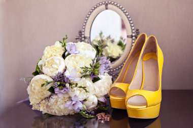 düğün ayakkabıları ve buket