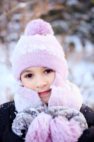 Cheerful beautiful girl in purple winter hat in the snow under the Christmas tree — Stock Photo, Image