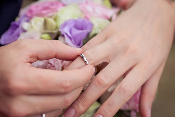 Vorschlag mit goldenen Ringe an der Hand des Bräutigams — Stockfoto