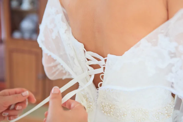 Abotonar vestido de novia, brazos con botones —  Fotos de Stock