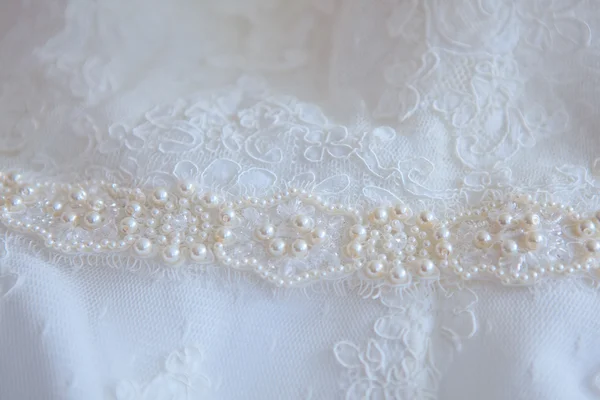 Детали свадебного платья, стежки с жемчугом и бусами — стоковое фото